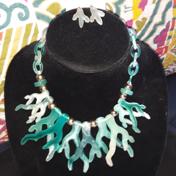 CORAL NECKLACE SET - Picture 2 of 7